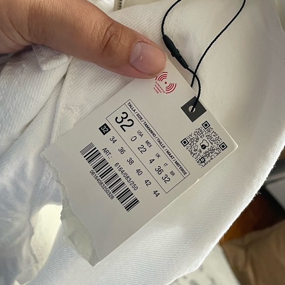 Zara size 0 NWT Straight Leg White Jeans - Picture 3 of 7